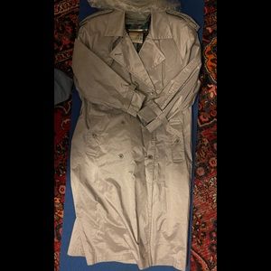 Cute silvery rain/trench coat with zip in lining